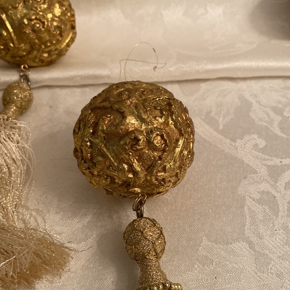 6 BEAUTIFUL GOLD BALL WITH TASSEL ORNAMENTS *NEW* - Picture 3 of 4